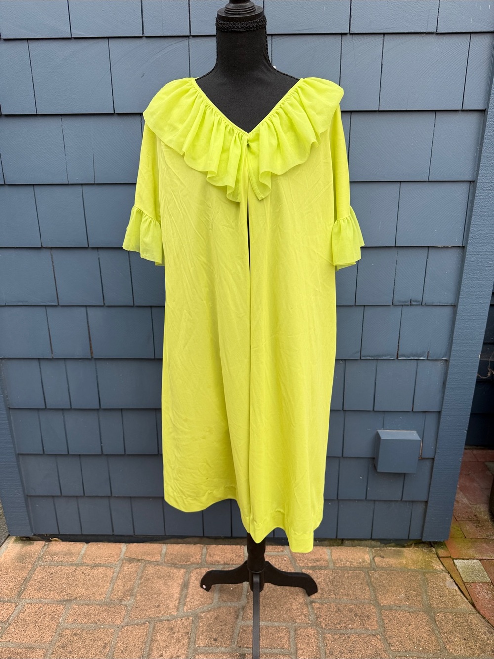 Vintage Le Voy’s Bright Lime Ruffle-Trim Women's robe one button L